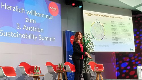 Silvia Cappelli, Executive Direktor bei CRIF, stellte die Synesgy Plattform als konkrete Lösung in der Nachhaltigkeitsevaluierung vor - das Interesse im Publikum war groß