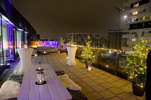 "Are you ESG-Ready?" hieß es beim Sustainable Talk. Vor der Diskussionsrunde gab es für die Gäste weihnachtliche Köstlichkeiten auf der CRIF Terrasse. Bild © Günther Langegger / Leadersnet